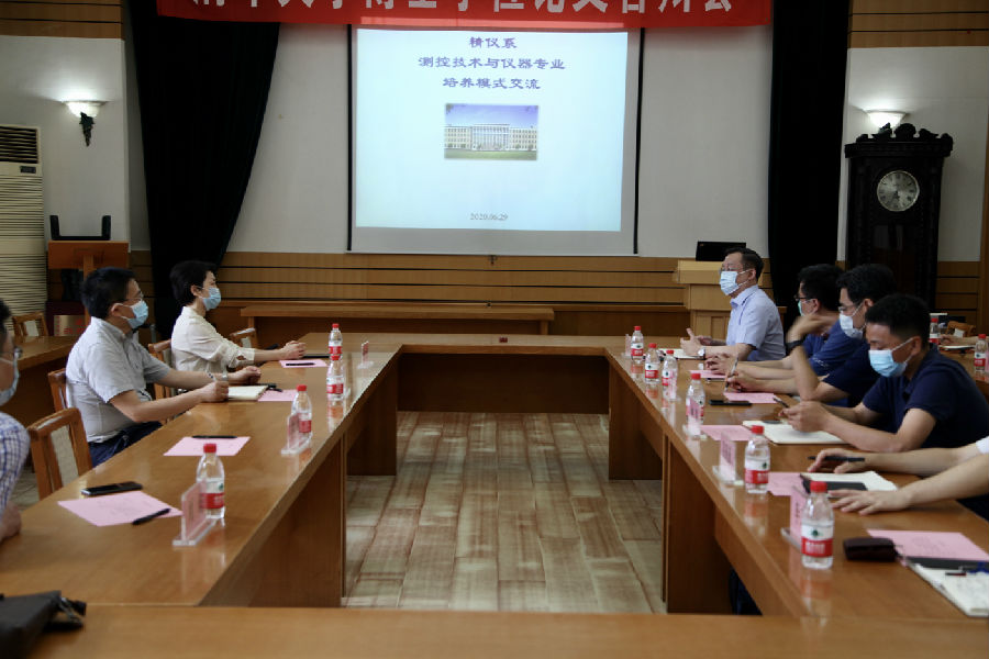 与会人员分享线上教学经验.jpg